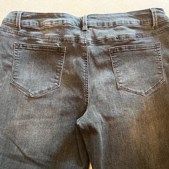 Maurice’s black/grey jeans size XL short - Picture 2 of 4